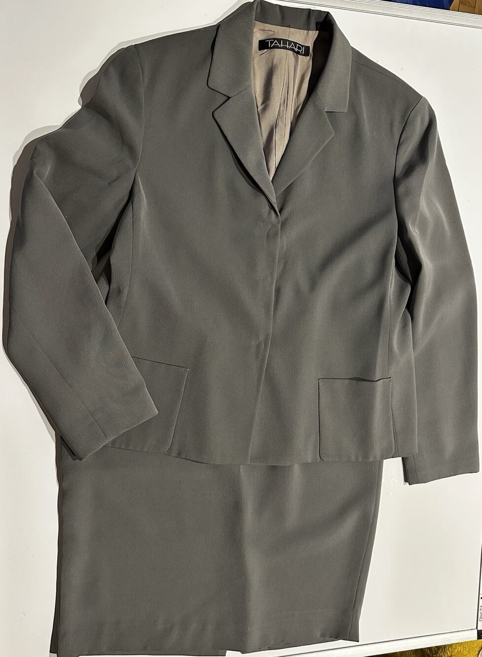 Tahari Gray Skirt Suit Set Dress Jacket Women Sz 10 Career Office Classic Formal